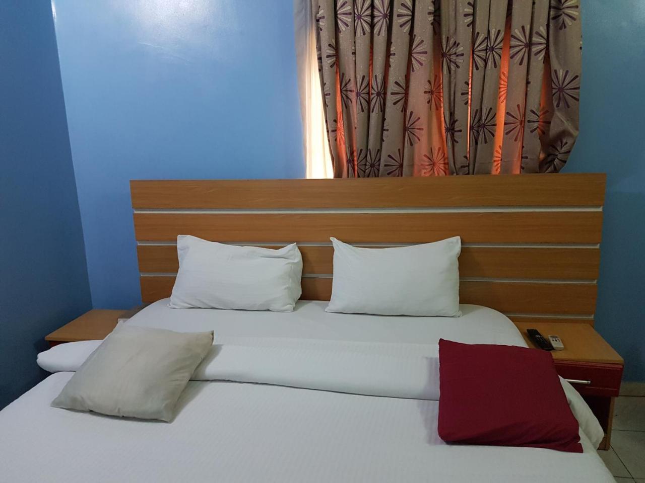 Chamcce Hotel Ajao Lagos Esterno foto